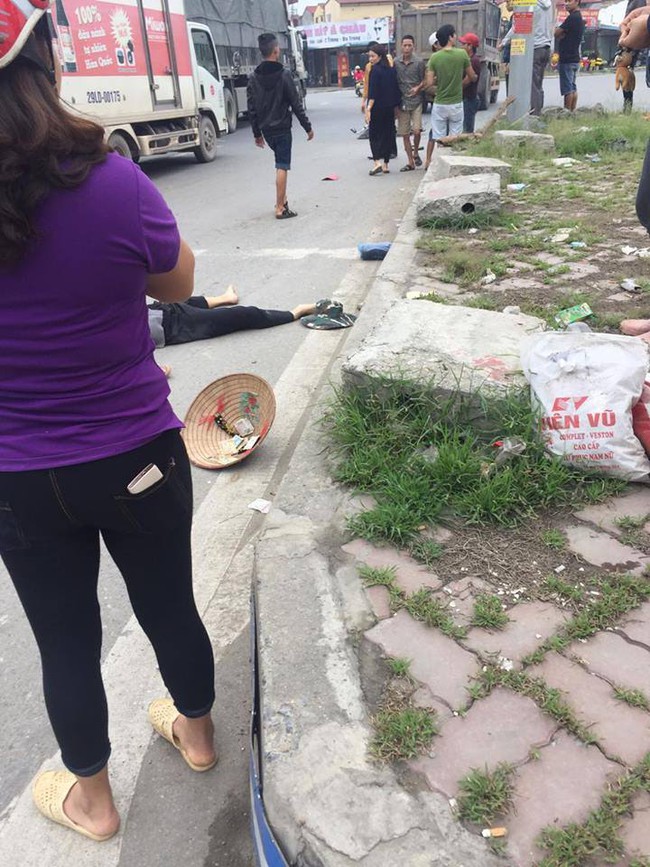 Hưng Y&ecirc;n: B&agrave; đi đ&oacute;n ch&aacute;u bị xe tải vượt đ&egrave;n đỏ t&ocirc;ng tử vong - Ảnh 1.