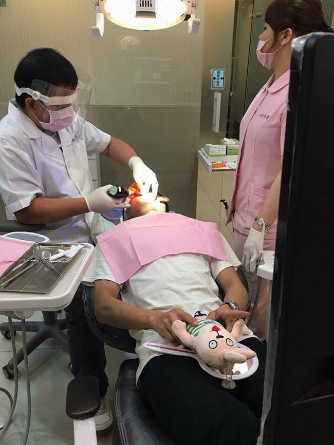 Đ&aacute;ng y&ecirc;u nhất ng&agrave;y: Anh ch&agrave;ng &ocirc;m cả... gấu b&ocirc;ng v&agrave;o kh&aacute;m răng c&ugrave;ng cho bớt đau! - Ảnh 1.