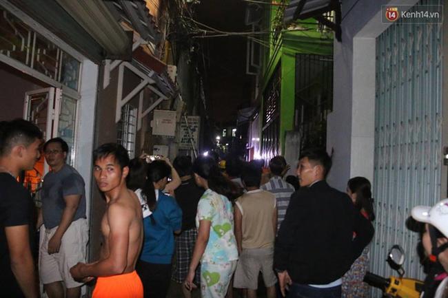 Đ&agrave; Nẵng: Ch&aacute;y lớn trong đ&ecirc;m, một ng&ocirc;i nh&agrave; bị đổ sập ho&agrave;n to&agrave;n, h&agrave;ng trăm người th&aacute;o chạy - Ảnh 4.