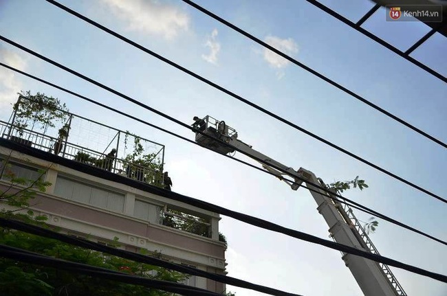 Giải cứu 15 người mắc kẹt trong đám cháy ở trung tâm Sài Gòn - Ảnh 7.
