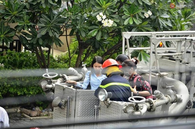 Giải cứu 15 người mắc kẹt trong đám cháy ở trung tâm Sài Gòn - Ảnh 8.