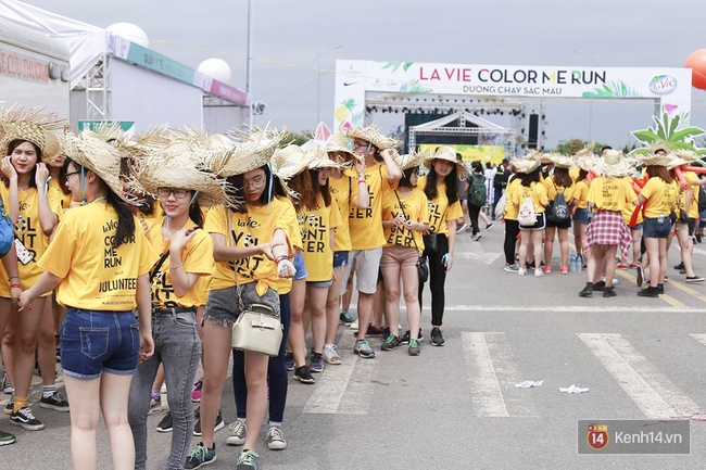 Đến hẹn lại lên, giới trẻ Hà Nội đang quẩy hết mình ở Color me run 2017! - Ảnh 2.