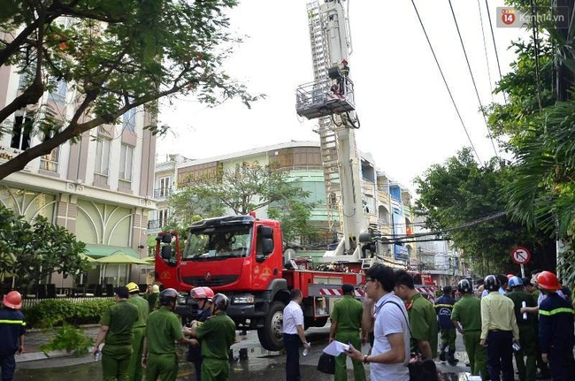 Giải cứu 15 người mắc kẹt trong đám cháy ở trung tâm Sài Gòn - Ảnh 2.