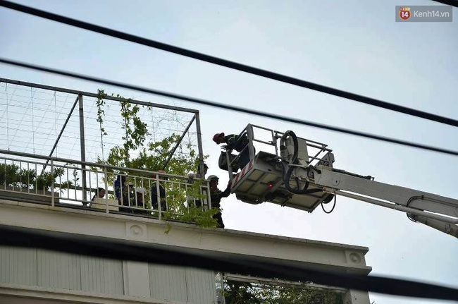 Giải cứu 15 người mắc kẹt trong đ&aacute;m ch&aacute;y ở trung t&acirc;m S&agrave;i G&ograve;n - Ảnh 5.