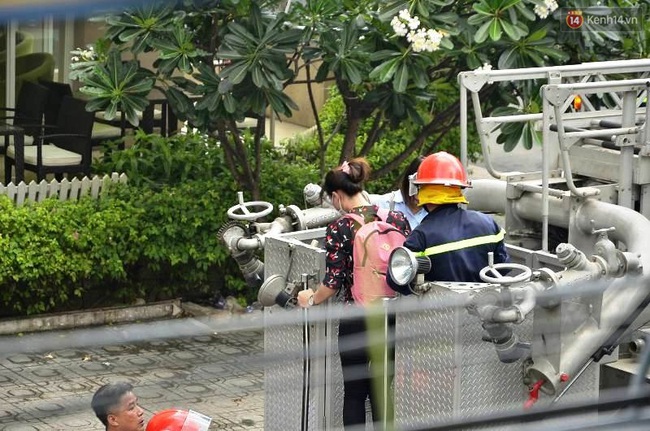 Giải cứu 15 người mắc kẹt trong đám cháy ở trung tâm Sài Gòn - Ảnh 9.