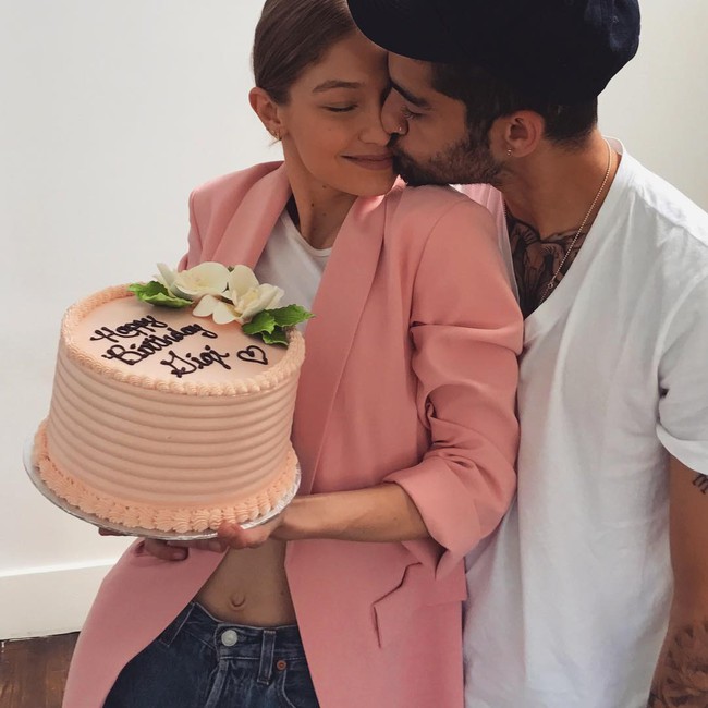 Zayn cho cả Gigi Hadid lẫn fan ăn bánh GATO nhân sinh nhật bạn gái - Ảnh 1.