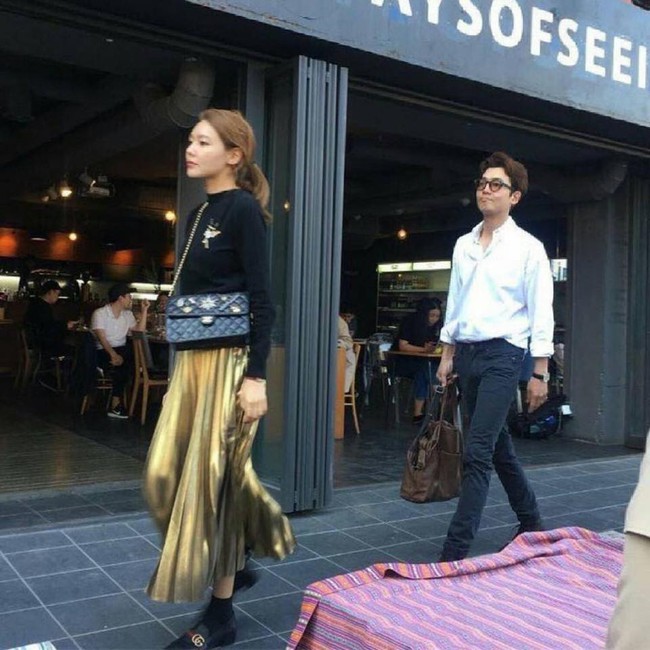 5 năm y&ecirc;u nhau, cuối c&ugrave;ng Sooyoung - Jung Kyung Ho cũng thoải m&aacute;i nắm tay nhau dạo phố - Ảnh 3.