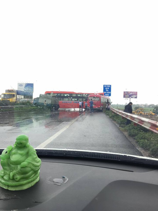H&agrave; Nội: Tai nạn li&ecirc;n ho&agrave;n giữa 2 xe kh&aacute;ch v&agrave; xe tải l&agrave;m &ugrave;n tắc k&eacute;o d&agrave;i tr&ecirc;n cao tốc Ph&aacute;p V&acirc;n - Cầu Giẽ - Ảnh 1.
