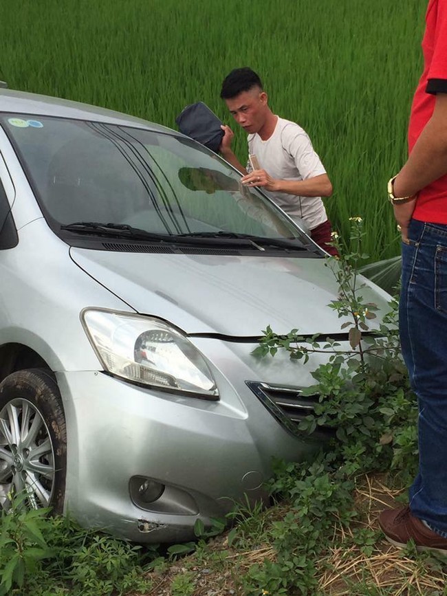 Xôn xao hình ảnh Hiệp Gà gặp tai nạn, lao thẳng xe hơi xuống ruộng - Ảnh 3.