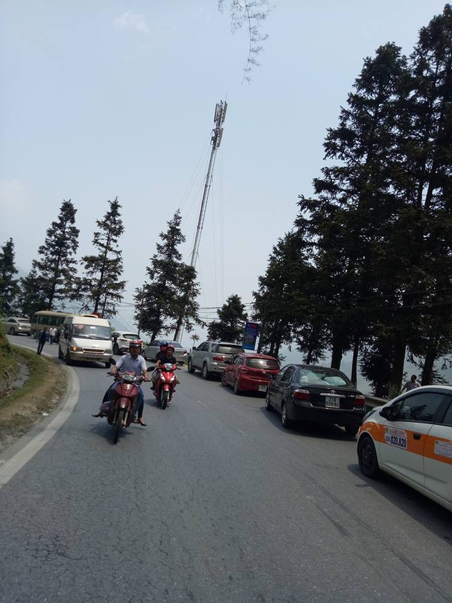 Một căn nh&agrave; bốc ch&aacute;y dữ dội tr&ecirc;n đường đến Sapa, nhiều phương tiện kh&ocirc;ng thể di chuyển  - Ảnh 4.