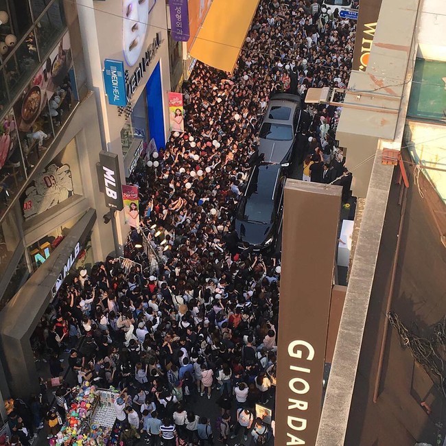 Cả một con phố thất thủ bởi biển fan đến xem G-Dragon tham dự sự kiện hiếm hoi - Ảnh 1.