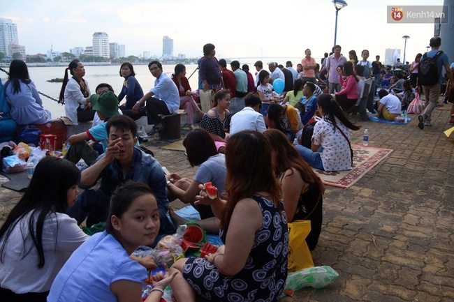 Người lớn, trẻ nhỏ trải bạt nằm la liệt trên bờ sông Hàn từ chiều để chờ xem Lễ hội pháo hoa quốc tế 2017 - Ảnh 1.