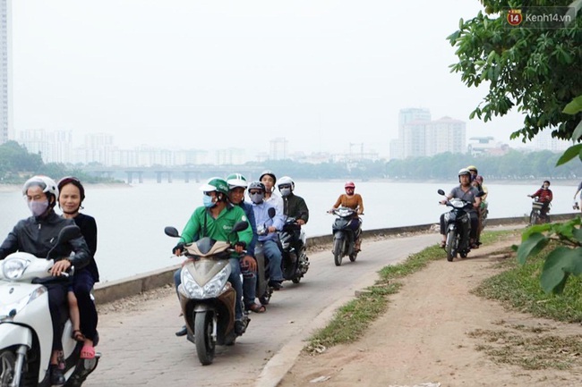 Chùm ảnh: Nhiều người cày nát đường ven hồ Linh Đàm để thoát khỏi cảnh tắc đường ngày nghỉ lễ - Ảnh 14.