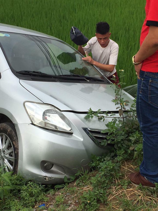 Xôn xao hình ảnh Hiệp Gà gặp tai nạn, lao thẳng xe hơi xuống ruộng - Ảnh 2.