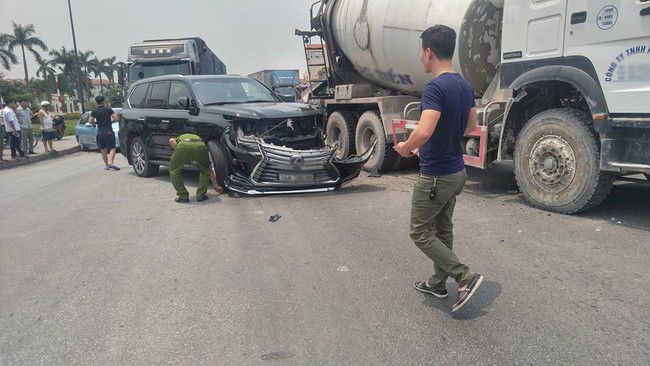 Hải Ph&ograve;ng: Mải nh&igrave;n tai nạn xe bồn đ&acirc;m n&aacute;t đầu Lexus, xe tải t&ocirc;ng v&agrave;o xe Vios - Ảnh 2.