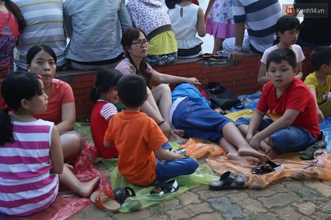 Người lớn, trẻ nhỏ trải bạt nằm la liệt trên bờ sông Hàn từ chiều để chờ xem Lễ hội pháo hoa quốc tế 2017 - Ảnh 4.