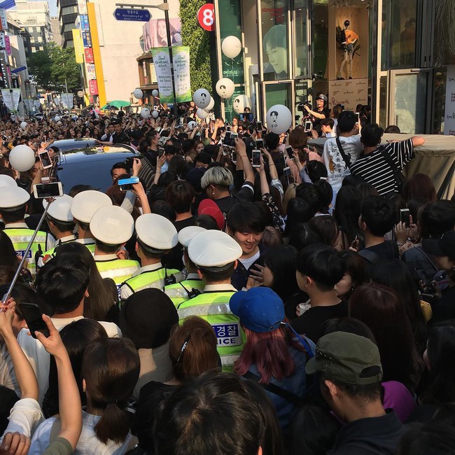 Cả một con phố thất thủ bởi biển fan đến xem G-Dragon tham dự sự kiện hiếm hoi - Ảnh 2.