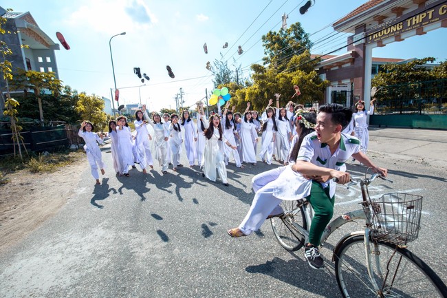 Bộ ảnh kỷ yếu đơn giản mà cực đáng yêu của lớp học với 27 cô gái và... 1 chàng trai - Ảnh 5.