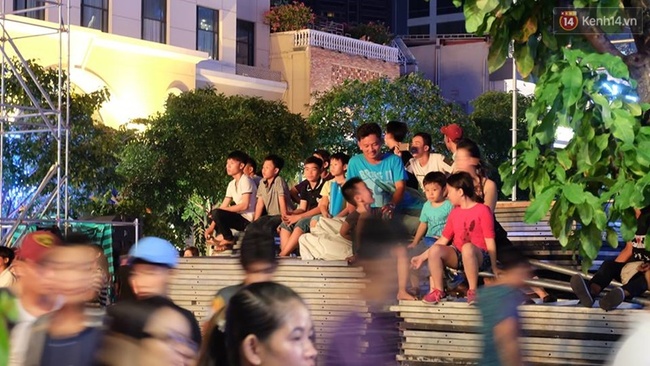 Biển người đổ về phố đi bộ Nguyễn Huệ tham dự đêm nhạc EDM với sự góp mặt của các DJ hàng đầu thế giới  - Ảnh 9.
