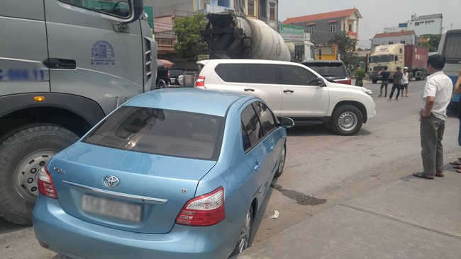 Hải Ph&ograve;ng: Mải nh&igrave;n tai nạn xe bồn đ&acirc;m n&aacute;t đầu Lexus, xe tải t&ocirc;ng v&agrave;o xe Vios - Ảnh 3.