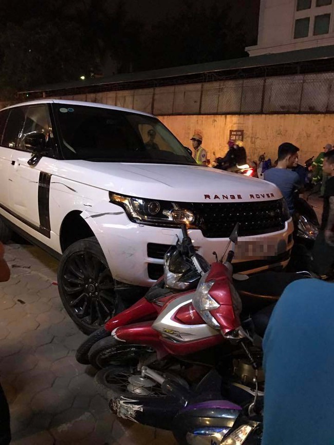 Hà Nội:  Xe Range Rover làm náo loạn đường phố, đâm vào hàng loạt xe máy trên đường - Ảnh 2.