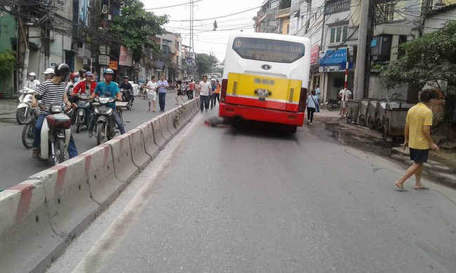 Tai nạn tại H&agrave; Nội: Ng&atilde; xuống đường sau khi va chạm với &ocirc; t&ocirc;, nam thanh ni&ecirc;n bị xe bu&yacute;t c&aacute;n qua chết thảm - Ảnh 1.