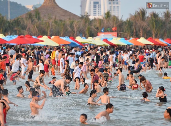 Nghỉ lễ 30/4-1/5: H&igrave;nh ảnh b&atilde;i tắm Hạ Long đ&ocirc;ng cho&aacute;ng v&aacute;ng - Ảnh 4.