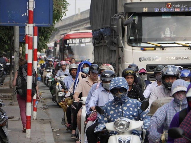 Kết thúc 4 ngày nghỉ lễ, người dân lỉnh kỉnh đồ đạc quay lại Hà Nội và Sài Gòn - Ảnh 16.