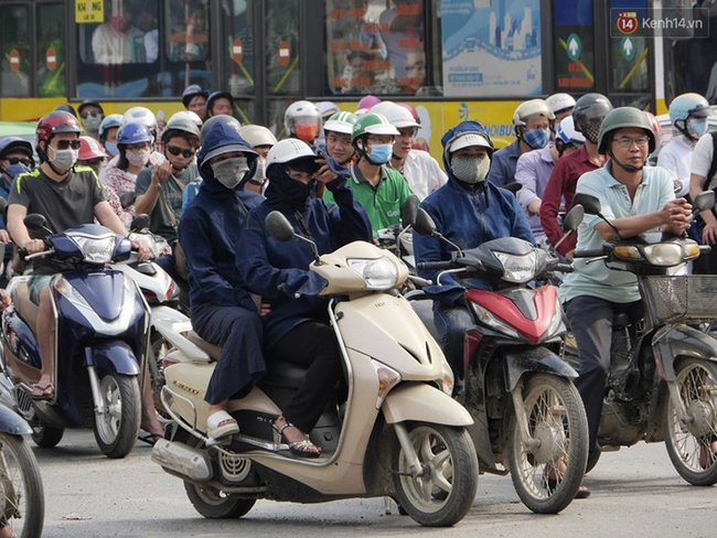 Kết thúc 4 ngày nghỉ lễ, người dân lỉnh kỉnh đồ đạc quay lại Hà Nội và Sài Gòn - Ảnh 1.