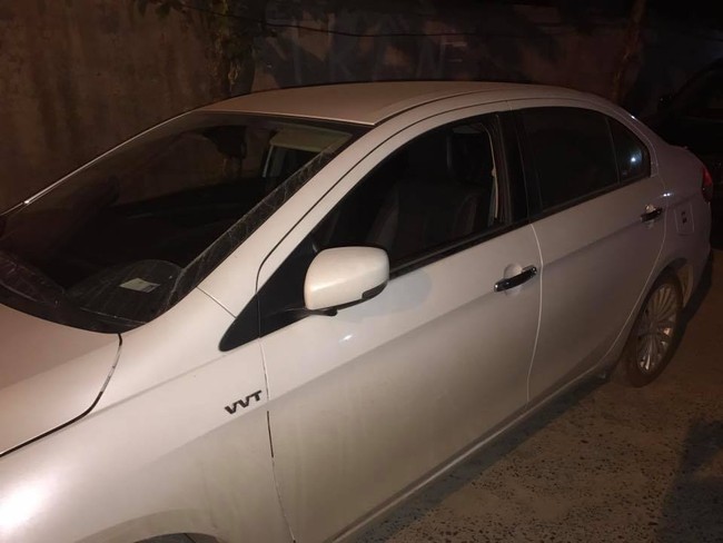 Hà Nội: Chiếc xe ôtô mở cửa kính và vẫn còn đồ đạc bên trong đỗ ngay giữa đường mà không hề có chủ - Ảnh 2.