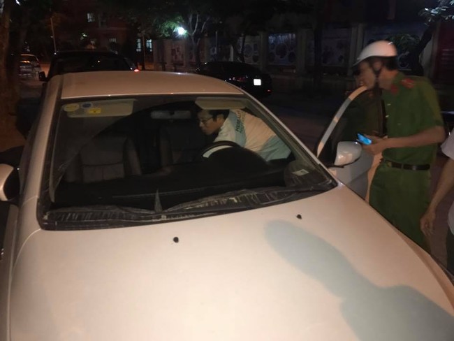 Hà Nội: Chiếc xe ôtô mở cửa kính và vẫn còn đồ đạc bên trong đỗ ngay giữa đường mà không hề có chủ - Ảnh 3.