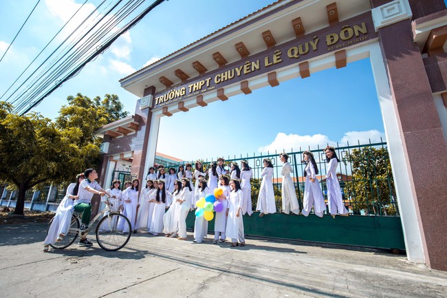 Bộ ảnh kỷ yếu đơn giản mà cực đáng yêu của lớp học với 27 cô gái và... 1 chàng trai - Ảnh 4.