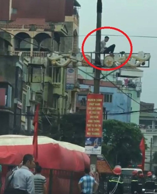 H&agrave; Nội: Nam thanh ni&ecirc;n nghi ng&aacute;o đ&aacute; cố thủ tr&ecirc;n cột điện ở đường Giải Ph&oacute;ng - Ảnh 1.