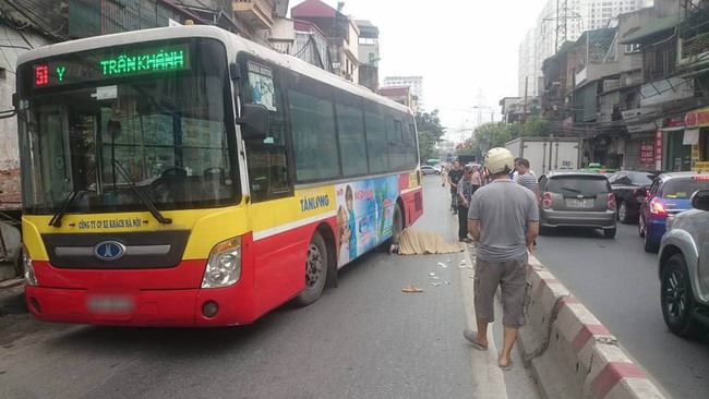 Tai nạn tại H&agrave; Nội: Ng&atilde; xuống đường sau khi va chạm với &ocirc; t&ocirc;, nam thanh ni&ecirc;n bị xe bu&yacute;t c&aacute;n qua chết thảm- Ảnh 2.