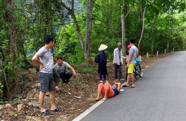 Bắc Kạn: Xe tải mất phanh, người chồng mở cửa cho vợ nhảy ra ngoài, một mình lao xuống dốc - Ảnh 2.