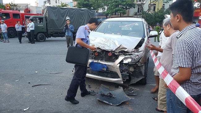 Xe chở 26 chiến sỹ PCCC Đ&agrave; Nẵng bị lật sau va chạm với &ocirc; t&ocirc;, 3 người bị thương - Ảnh 3.