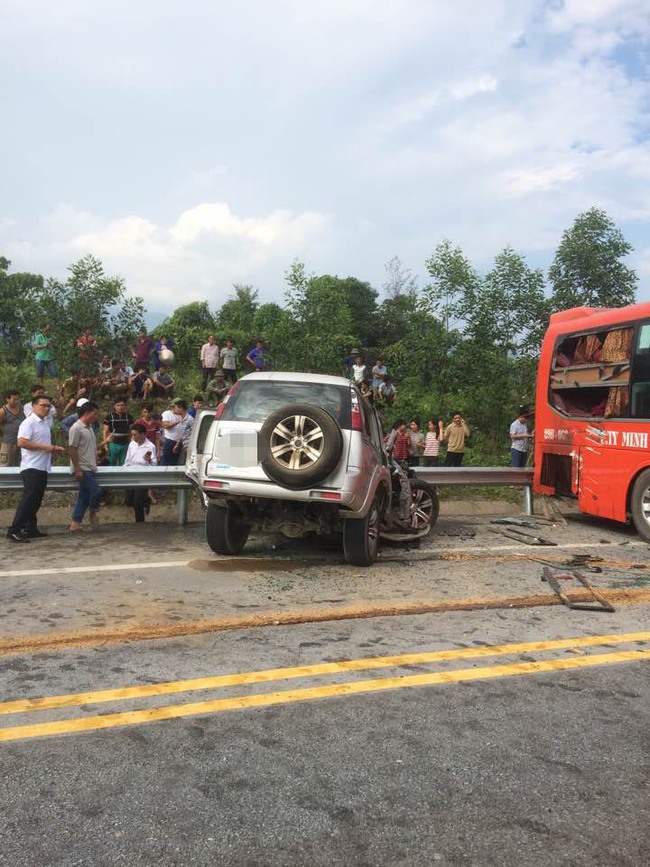 Xe &ocirc;t&ocirc; 7 chỗ c&ugrave;ng xe giường nằm n&aacute;t tươm sau c&uacute; va chạm kinh ho&agrave;ng tr&ecirc;n cao tốc Nội B&agrave;i - L&agrave;o Cai - Ảnh 1.