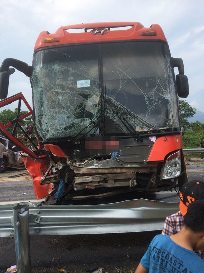 Xe &ocirc;t&ocirc; 7 chỗ c&ugrave;ng xe giường nằm n&aacute;t tươm sau c&uacute; va chạm kinh ho&agrave;ng tr&ecirc;n cao tốc Nội B&agrave;i - L&agrave;o Cai - Ảnh 2.