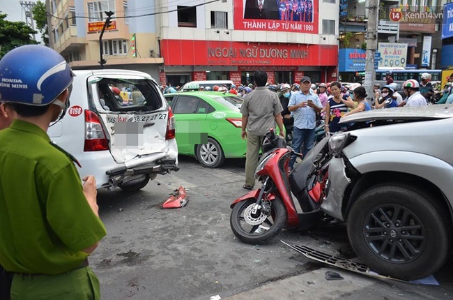 Va chạm liên hoàn giữa 3 xe ô tô và 1 xe máy, người đàn ông đi xe SH bị thương nặng  - Ảnh 1.