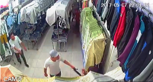 TP. HCM: Nhóm côn đồ mang hung khí xông vào cửa hàng quần áo chém gục một thanh niên - Ảnh 2.