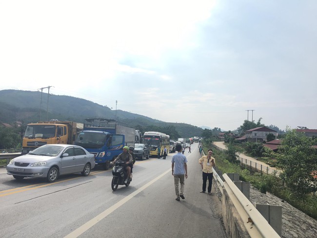 &Ocirc; t&ocirc; 7 chỗ t&ocirc;ng trực diện xe kh&aacute;ch Sao Việt tr&ecirc;n cao tốc Nội B&agrave;i - L&agrave;o Cai, 2 người bị thương - Ảnh 3.