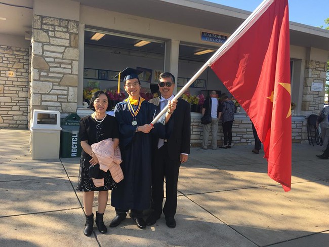 Kỳ thủ Lê Quang Liêm tốt nghiệp loại xuất sắc Đại học Mỹ - Ảnh 1.