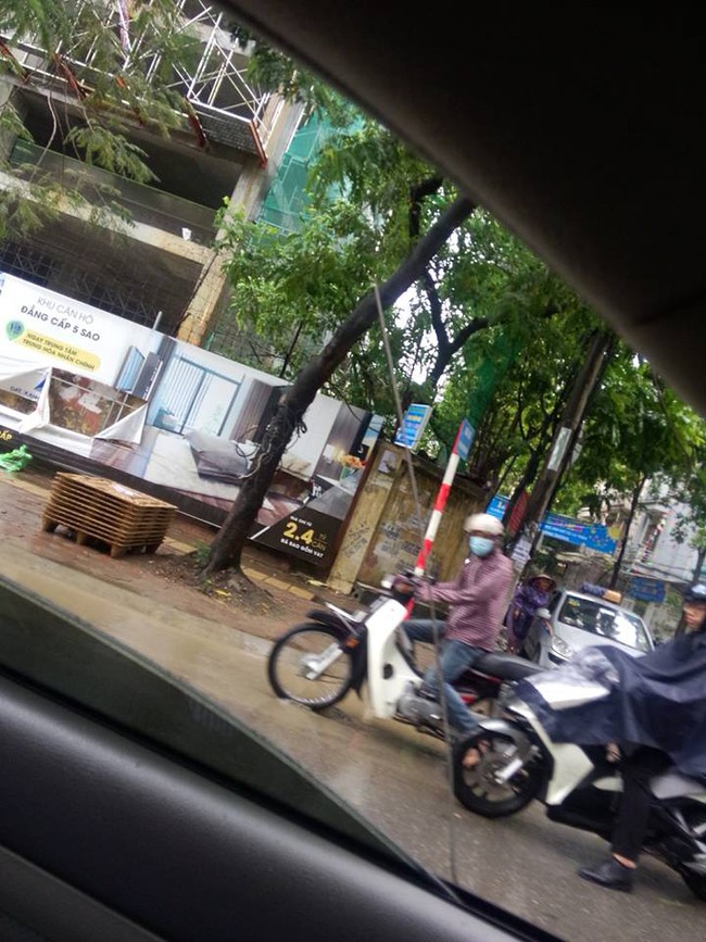Hà Nội: Thanh sắt rơi từ tòa chung cư đang xây xuống cắm thẳng vào nền đường sau cơn mưa lớn sáng nay - Ảnh 3.