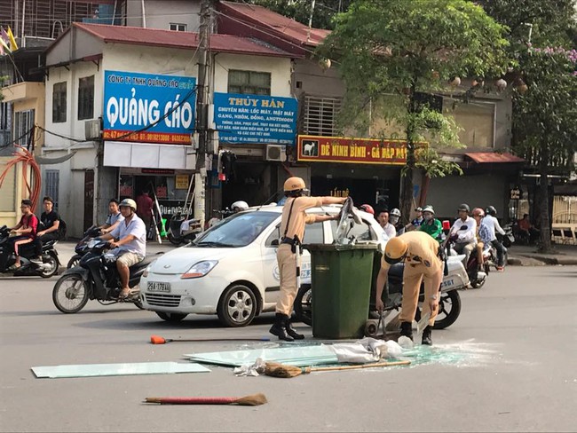 H&agrave;nh động đẹp: CSGT H&agrave; Nội thu gọn những mảnh k&iacute;nh vỡ tr&ecirc;n đường - Ảnh 2.