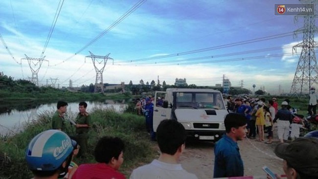 Hoảng hốt ph&aacute;t hiện x&aacute;c chết l&otilde;a thể, ph&acirc;n hủy mạnh tr&ocirc;i tr&ecirc;n k&ecirc;nh Nước L&ecirc;n ở S&agrave;i G&ograve;n  - Ảnh 2.