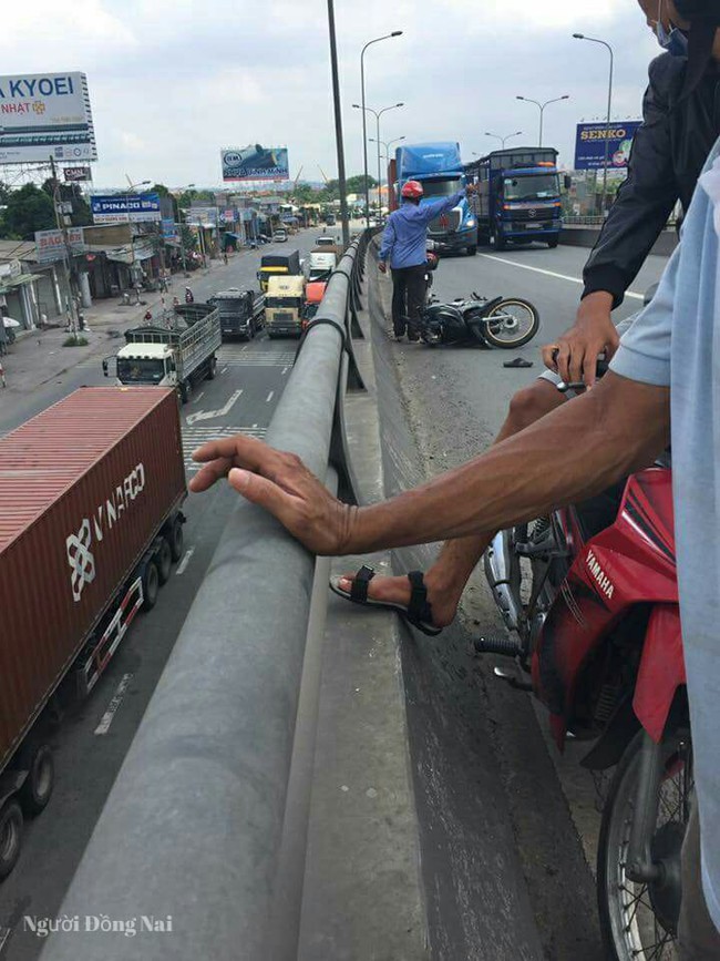 Đồng Nai: &Ocirc; t&ocirc; bỏ chạy sau khi đ&acirc;m người đ&agrave;n &ocirc;ng đi xe m&aacute;y rơi xuống cầu vượt - Ảnh 1.
