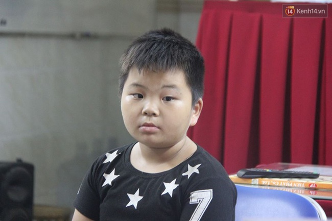 Công an phường làm bảo mẫu chăm sóc bé trai 9 tuổi bị lạc gia đình ở Sài Gòn - Ảnh 1.