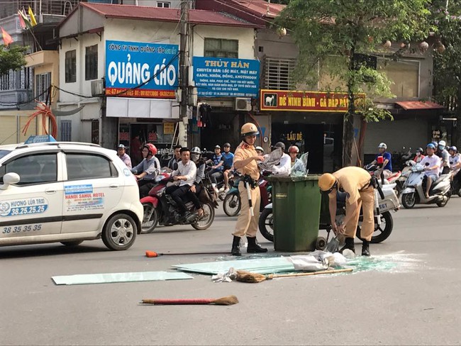 H&agrave;nh động đẹp: CSGT H&agrave; Nội thu gọn những mảnh k&iacute;nh vỡ tr&ecirc;n đường - Ảnh 3.