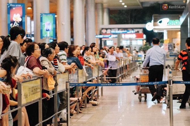 Sân bay Tân Sơn Nhất những ngày gần Tết: Hàng trăm ánh mắt ngóng chờ người thân trở về - Ảnh 6.