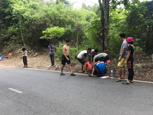 Xe tải mất phanh, chồng mở cửa để vợ nhảy ra ngoài trước khi lao xuống dốc một mình - Ảnh 2.